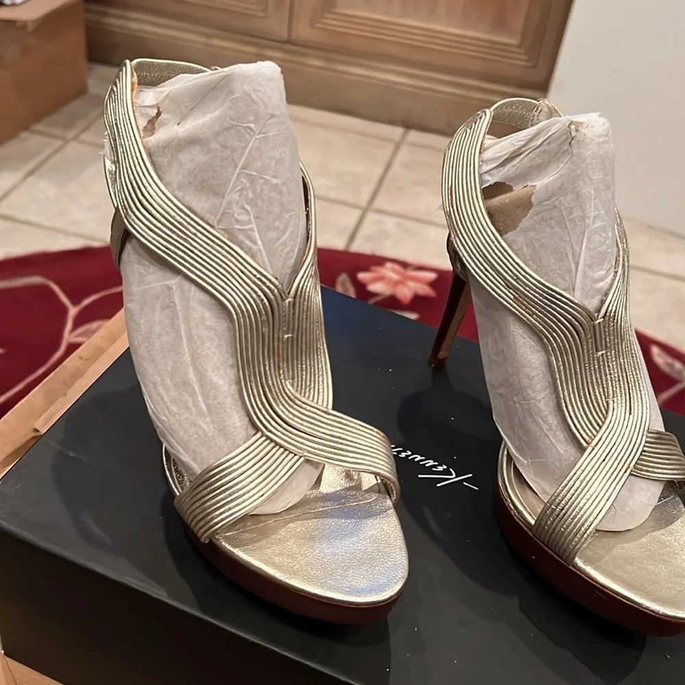 Pelle Moda Platform Sandals in Gold Cross Straps with Stacked Heel in Gold Sz 8